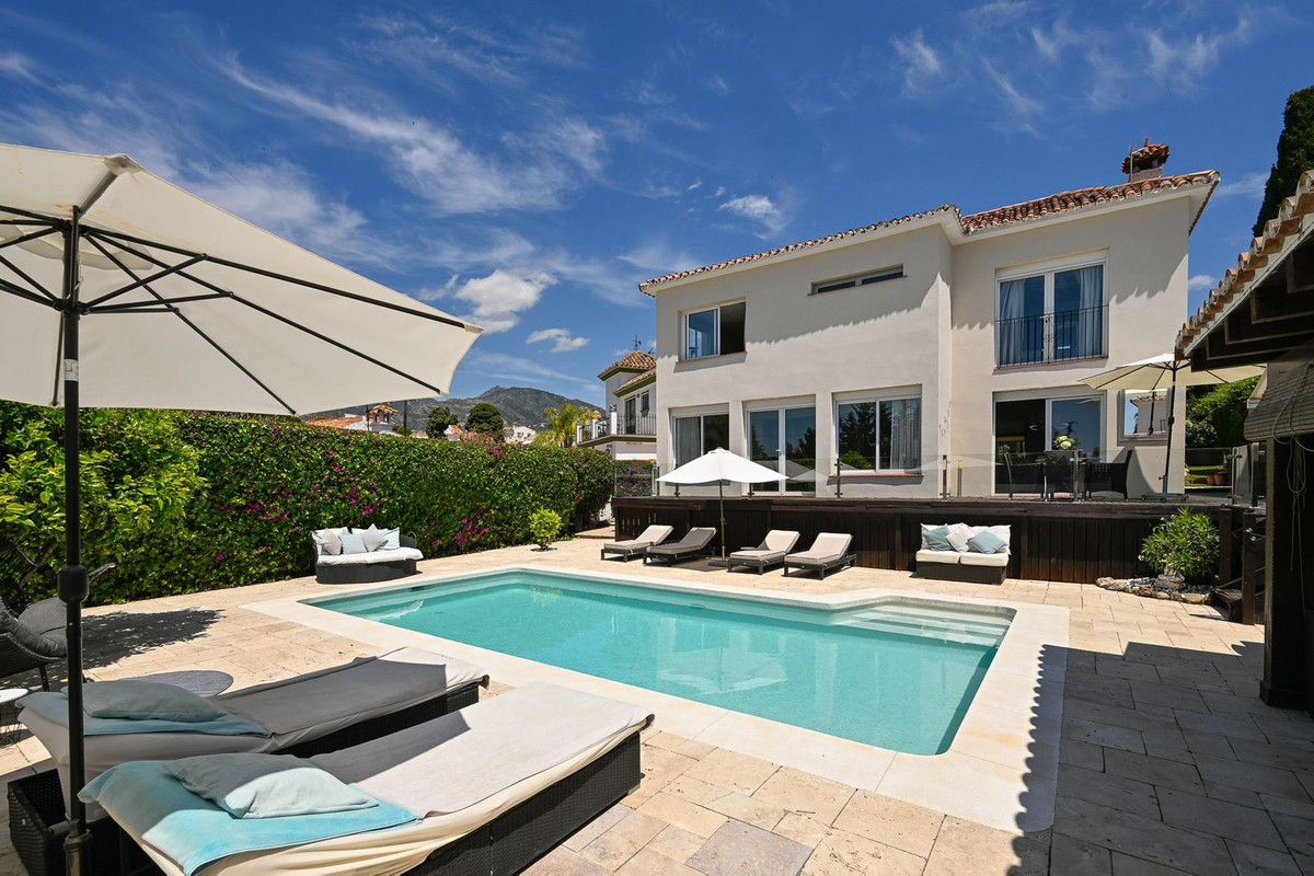 Detached Villa For Sale in Río Real