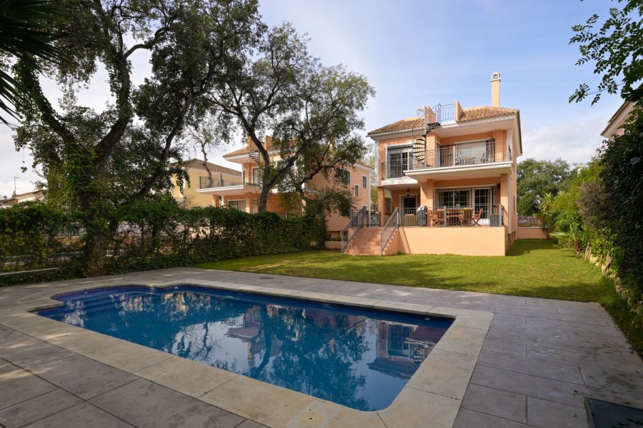 Detached villa for sale in El Rosario, Marbella East