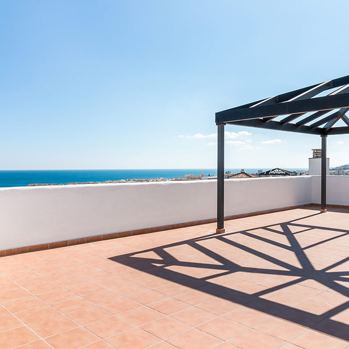 Solarium of these golf apartments for sale in Casares