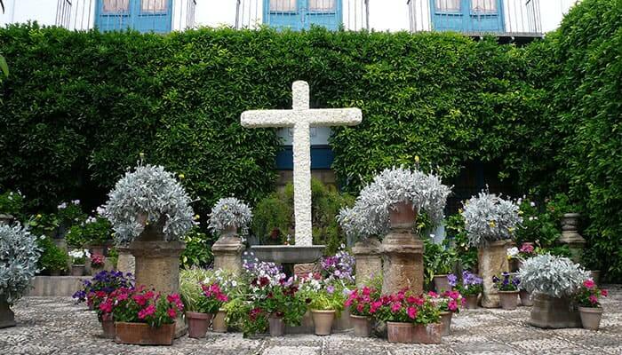 Andalusian Festivals and Fiestas you can’t afford to miss in Córdoba in May. The Crosses Festival