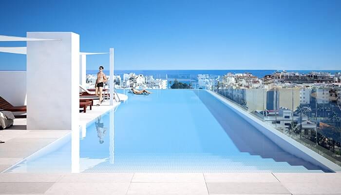 Residecial Infinity pool with views on Estepona shore.