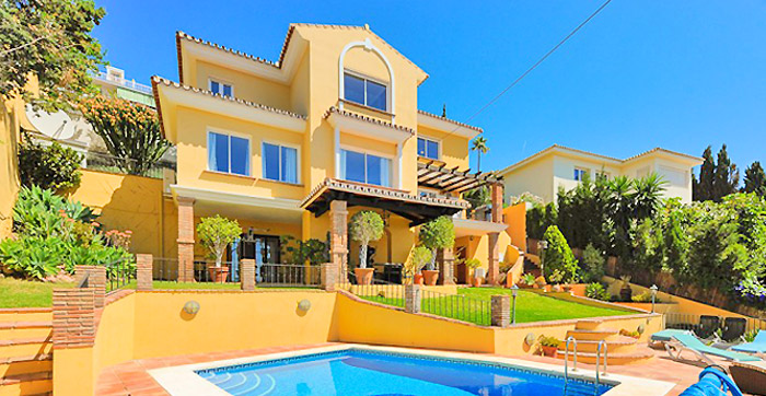 4 Villas With Private Pool In Spain That Will Take Your Breath Away: Elevated villa in Benalmádena Costa