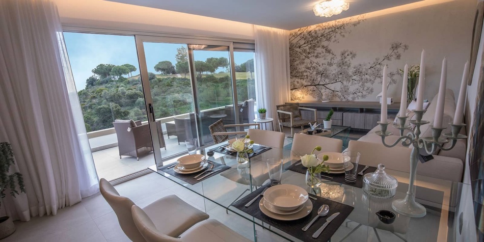 Excellent frontline golf development in Mijas Costa. Dinning room with views