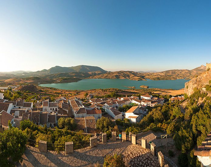 Swim, fish and kayak in the Zahara-El Gastor man-made lake.