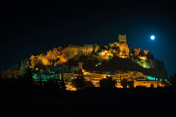 As pretty as a picture by day and absolutely magical by night, Zahara is one of Andalucía's most beautiful of white villages.