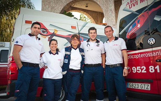 One of the Helicópteros Sanitarios medical teams