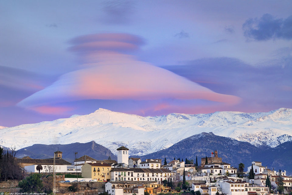 Cap cloud hovers over Albaicín in Granada