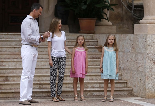 Spain's King Felipe, Queen Letizia, Princess Leonor and Princess Sofia pose for the media during a photocall at Marivent palace in Palma de Mallorca Spain's King Felipe, Queen Letizia, Princess Leonor abd Princess Sofia