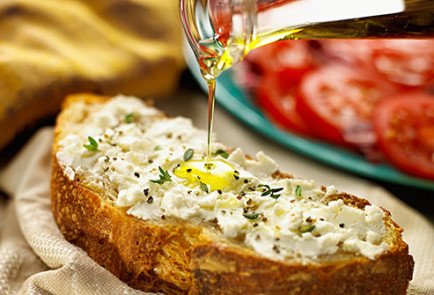 getty_rm_photo_of_olive_oil_drizzled_over_bread