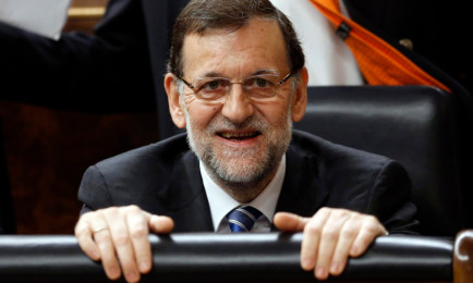 Spain's Prime Minister Mariano Rajoy looks on before delivering his speech to present a new reform program during a session at Parliament in Madrid May 8, 2013. REUTERS/Sergio Perez (SPAIN - Tags: POLITICS BUSINESS) SPAIN-REFORMS/