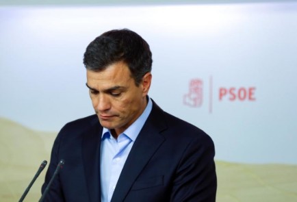 Spain's Socialist Party (PSOE) leader Pedro Sanchez looks down during a news conference at the party headquarters in Madrid, Spain, September 26, 2016. REUTERS/Andrea Comas