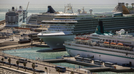 GRA291. MÁLAGA 26/03/2014.- Cinco buques de crucero han coincidido hoy en el Puerto de Málaga, lo que supondrá un movimiento de unos 10.000 cruceristas en un segmento turístico que prevé su recuperación este año. La vista esta captada desde el Monte de Gibralfaro de esta ciudad convertida estos días en el corazón del cine español al celebrar su festival. EFE/Jorge Zapata