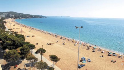 Temperatures in the mid-30s in mid-October have beckoned people bacl to the beaches in Southern Spain.