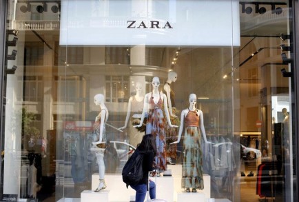 Zara has enjoyed soaring success over the past decade, flexibly meeting the fashion needs of the cash-strapped and the comfortable, and now more and more people are shopping online.