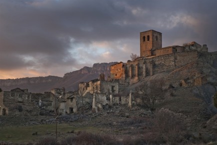 Across many parts of inland Spain, former villages abandoned years ago are turning the heads of British buyers.