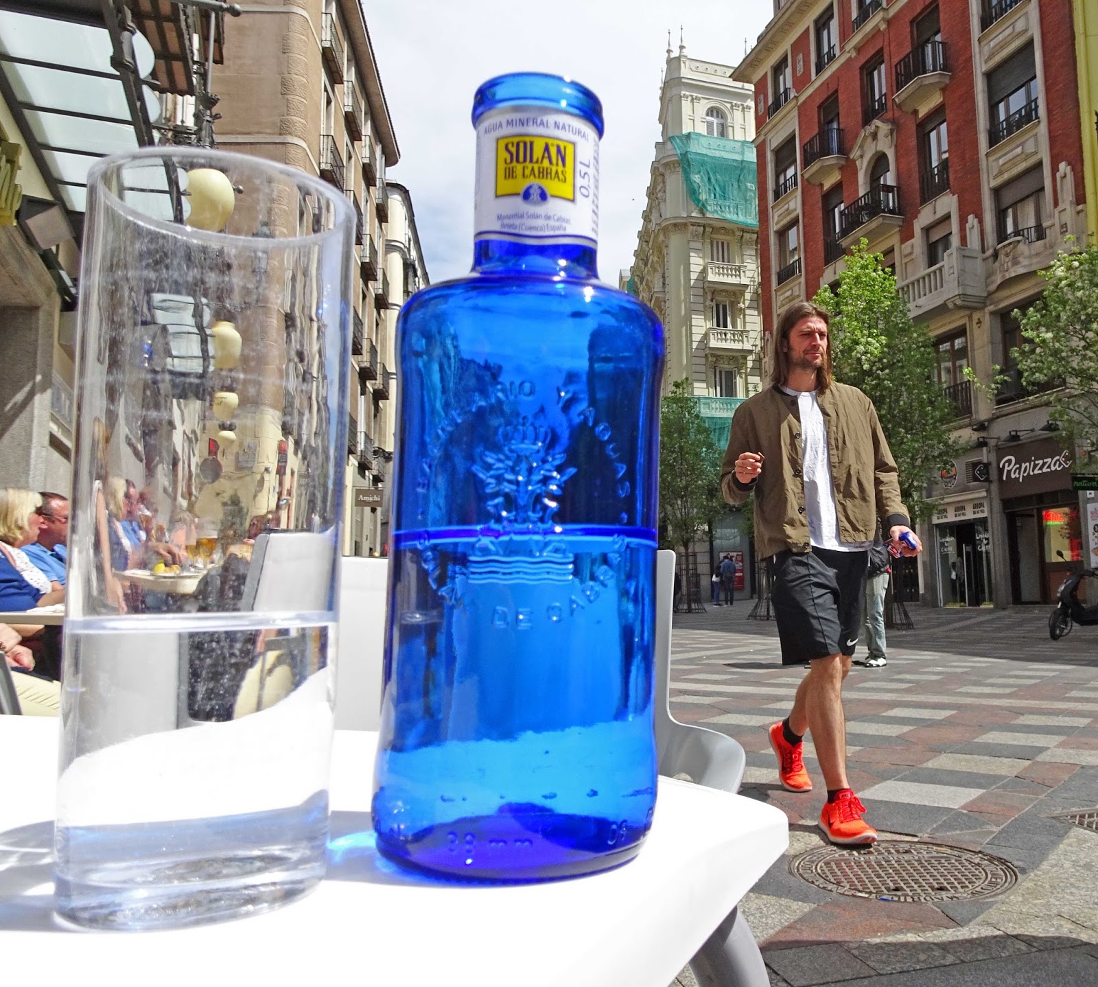 The new law means that a half-litre bottle of water from a shop or vending machine must cost no more than €1 at Spanish airports.