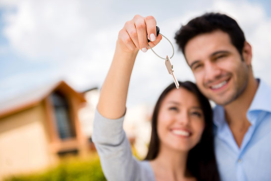 young-couple-with-keys