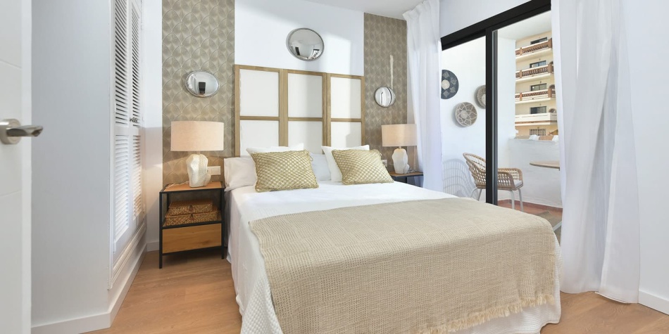 Main bedroom with direct access to the terrace
