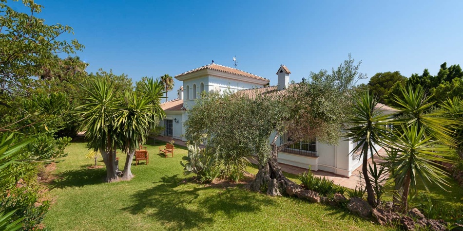 San Jorge luxury villa. Garden landscape