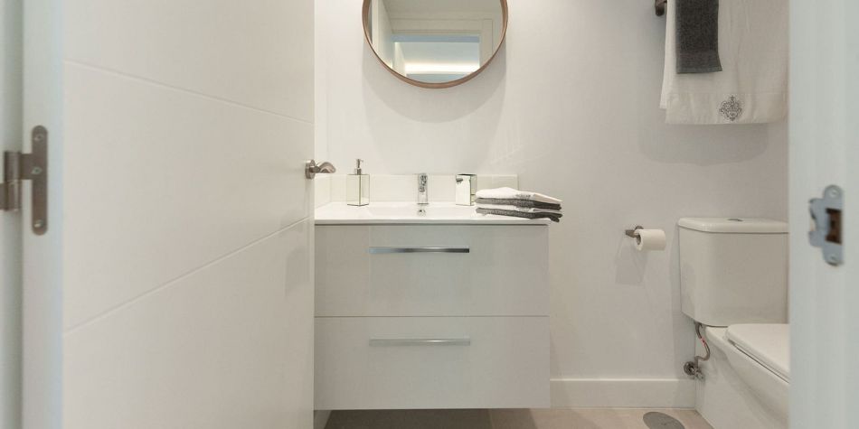Contemporary bathroom design - La Perla de Riviera show flat